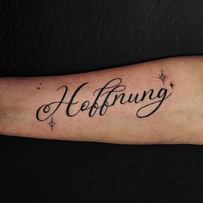 Tatto auf dem arm inked by lelli schrift hoffnung